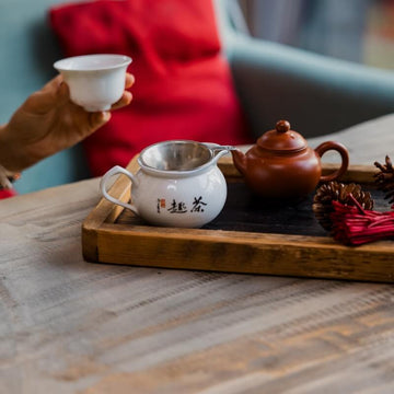 Tējas ceremonija Tejo tējas namiņā Rīgā – aicinājums ienākt mierpilnā atmosfērā, baudīt kvalitatīvas tējas un piedzīvot īstu tējas kultūru.