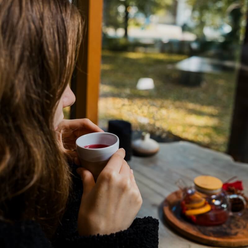 Tejo tējas ceremonija Rīgā – mierpilna tējas baudīšanas pieredze ar dabas skatu, kas iedvesmo apstāties un izjust mirkli.