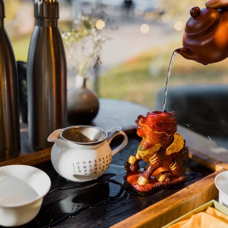 Tejo tējas ceremonija Rīgā – tējas rituāls ar austrumu simboliem un mierpilnu atmosfēru, kas iedvesmo līdzsvaru un harmoniju.