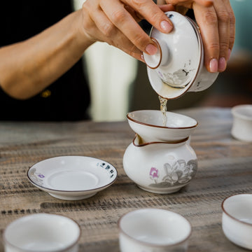 Tejo tējas namiņš Rīgā – meistarīgi roku darināti tējas trauki un senas tējas ceremonijas tradīcijas, kas apvieno skaistumu un harmoniju.
