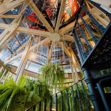 Tejo tējas namiņš Rīgā – unikāls interjers ar koka kupolu, augiem un mājīgu atmosfēru, ideāla vieta rezervācijām un tējas baudīšanai.