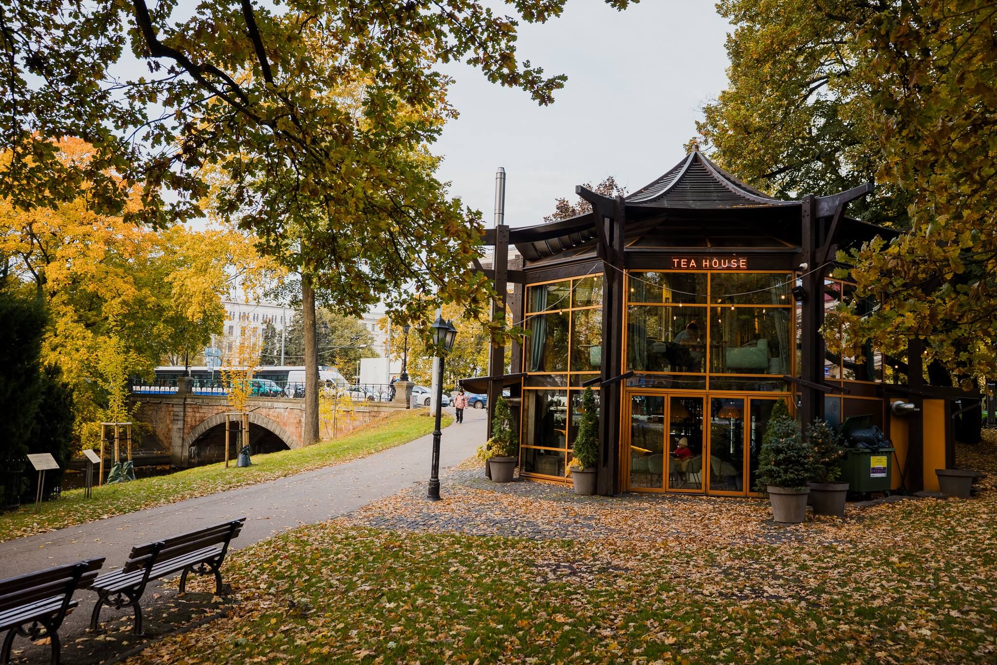 Tejo tējas namiņš Rīgā – mierpilna vieta pie kanāla, kur baudīt augstvērtīgas tējas, autentiskas tējas ceremonijas un meistarklases dabas ieskāvumā.